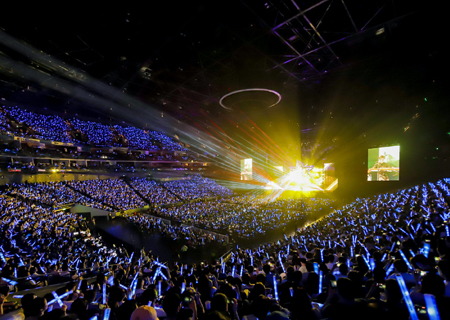 MK体育LED透明屏闪耀伍佰ROCK STAR上海演唱会！