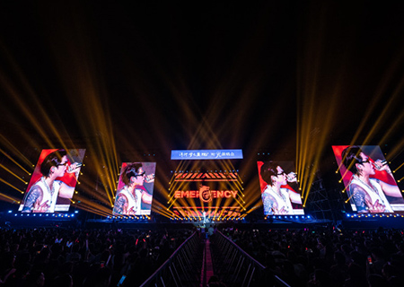 MK体育荧光棒助力时光演唱会震撼开唱